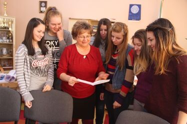 Gazdag Ildikó útba igazítja az önkénteseket: Eszter, Boglárka, Dorottya, Réka, Dóra és Eperke. Fotó: Albert Levente