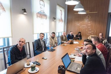 Kivetítőn követik a felmérés eredményeit a jelenlevők. Vargyasi Levente felvétele