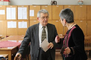 Péntek János nyelvészprofesszor szakmai kérdések megvitatása közben. Erdély András felvétele