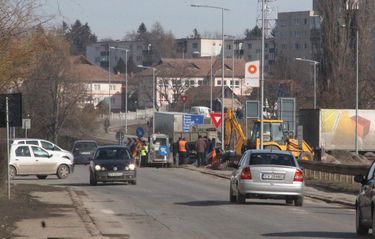 Ismét dolgoznak a Gyöngyvirág utcában –  a felújítást csak tavasszal kezdik. Albert Levente felvétele