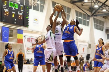 Thompson és Pierre-Louis harcol a palánk alatt
