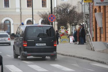 Fél három után indult el a sötétkék furgon a polgármesterrel. Albert Levente felvétele