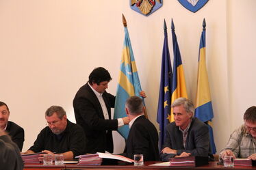 Kulcsár-Terza József helyére teszi a székely zászlót. A szerző felvétele