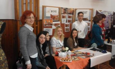 A gimikávézó standjánál a versenyen