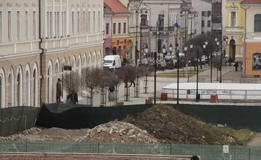 Sárkánydomb helyett sokáig maradhat még földhalom a főtér felső felében. Albert Levente felvétele