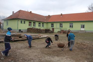 A falusi gyermek szereti a tevés-vevést