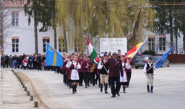 Sorokban vonultak a zágoniak a hősök emlékművéhez. A szerző felvétele
