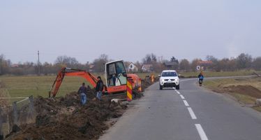 Csomakőrös Kovászna felőli határában már lefektették a fővezetéket, ám félő, hogy víz nélkül marad. A szerző felvétele