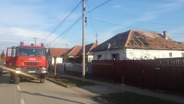A gázrobbanás által károsított ház előtt a tűzoltók. Fotó: megyei katasztrófavédelmi felügyelőség