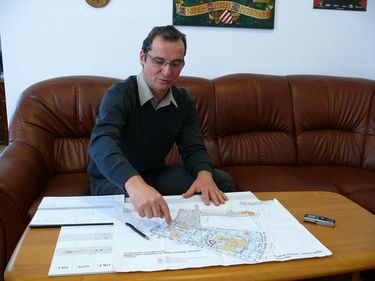 Vargha Mihály a felújítási tervet mutatja