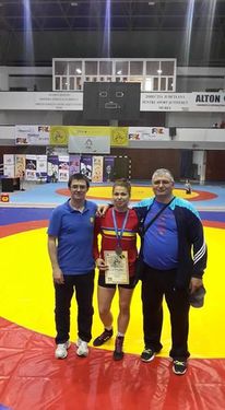 Incze Kriszta (középen) edzői, Kertész Dávid és  Mátéfi Árpád társaságában