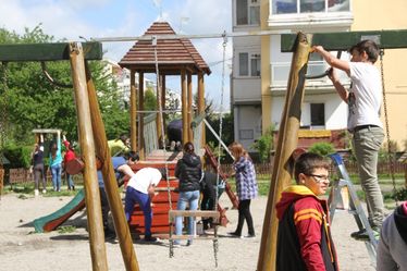 A Colan-iskola diákjai újrafestik a játszótér bútorait. Albert Levente felvétele