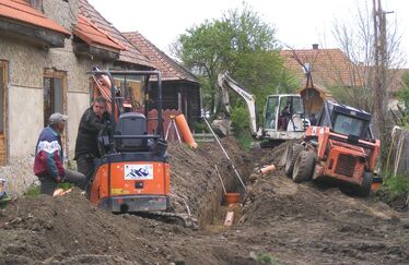Orbaiteleken teljes erővel zajlik a csatornázás. A szerző felvétele