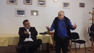 Tankó László és Ambrus Tibor a sepsiszentgyörgyi unitárius egyház tanácstermében