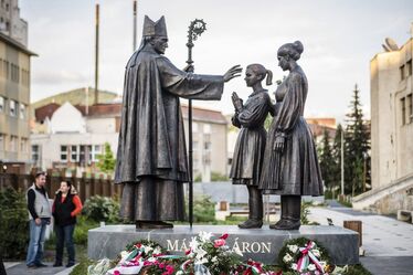 A szoborcsoport alakjait Sárpátki Zoltán terve alapján Lakatos Pál Sándor szobrász öntötte bronzba. MTI-fotó: Veres Nándor