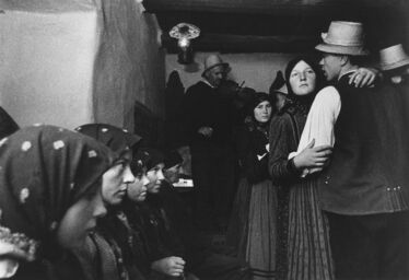 Korniss Péter: A táncházban, 1967
