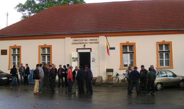 A kampányfórum résztvevői a csomakőrösi kultúrotthon előtt
