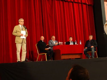 Tőkés László (balról) a kézdivásárhelyi fórumon. A szerző felvétele