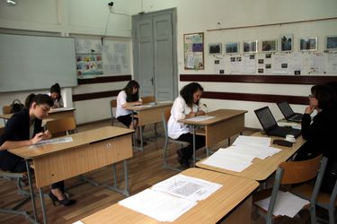 Érettségizők a Székely Mikó Kollégiumban – a szóbeli vizsgának nincs tétje, aki megjelenik, átmenőt kap. Albert Levente felvétele
