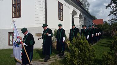Avatóra vonulnak az Erdélyi Pálinka Lovagrend régi és új tagjai. A szerző felvétele