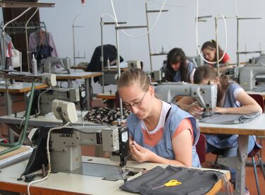 A textil szakos diákok könnyen elhelyezkednek a nadrággyárakban – sepsiszentgyörgyi Kós Károly Szakközépiskola. Albert Levente felvételei