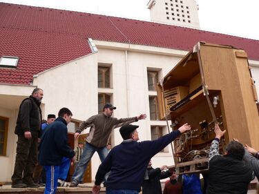 Érkezik a koncertorgona a Krisztus Király-templomba 2009 februárjában. Ferencz Csaba archív fotója
