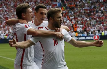 Blaszczykowski (16) és társai örülnek a negyeddöntőbe jutásnak