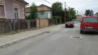 Járdát készítenek a Vasút utcában. A szerző felvétele