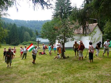 Emlékezők a Szent Anna-kápolnánál. A szerző felvétele
