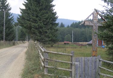 A tervezett komplexum közelében már felállítottak egy ortodox útszéli keresztet. A szerző felvétele