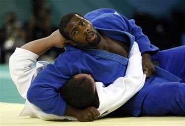  Teddy Riner viszi a francia zászlót