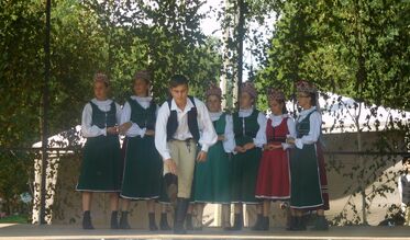 A magyarlapádi Surgyé táncegyüttes tagjai büszkék arra, hogy immár az ötödik generáció mutatja meg színes viseletüket és nem kevésbé színes táncukat. A szerző felvétele