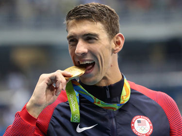 Michael Phelps mar 21 aranynál tart