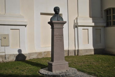 A Kolonics-szobor a kézdivásárhelyi református templom előtt. A szerző felvétele