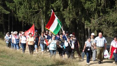 Zarándokok vonulnak a Perkőre