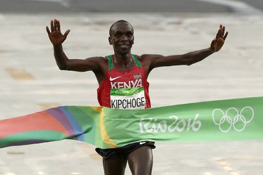 Eliud Kipchoge áthalad a célvonalon