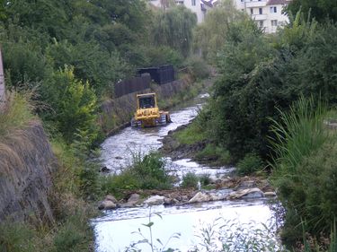 A vízesés alatt dolgozik az erőgép. A szerző felvétele