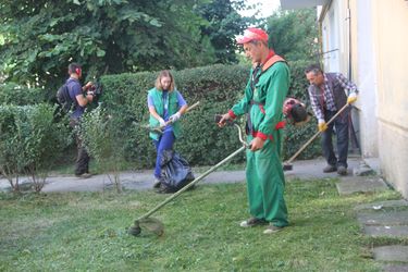 Munkában a zöldövezet-gondozó csoport. Albert Levente felvétele