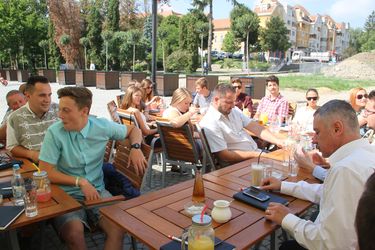 Tamás Sándor (jobbról) – maga is az ifjúsági szférából indult. Albert Levente felvétele
