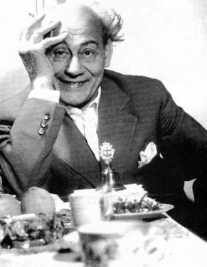 (1897. szept. 20.–1966. május 26.) Otthonának terített asztala mellett...