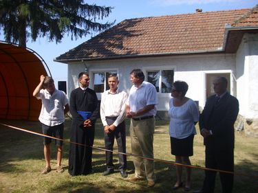 Szalagvágás előtt. Szabó Annamária felvétele