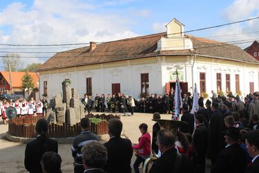 A bazaltoszlopos emlékmű körül. A szerző felvételei
