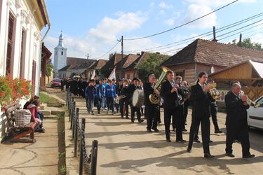 A templomból az emlékműhöz vonulnak. A szerző felvétele