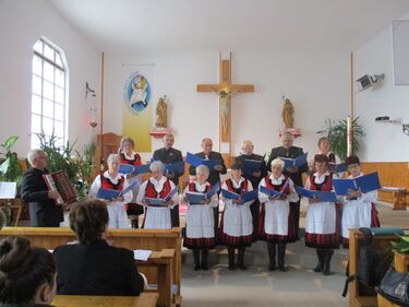  A Búzavirág dalkör elődás közben. A szerző felvétele