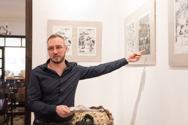 Victor Drujiniu az Árkosi Kulturális Központban nyílt kiállításán. Fotó: Vargyasi Levente
