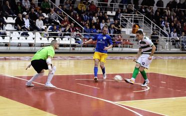 Pavel (zöld-fehérben) egykori csapattársával, Grigorașsal szemben. Henning János felvétele