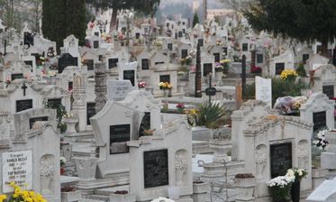 Rendkívül zsúfoltak a sepsiszentgyörgyi temetők. Fotó: Albert Levente
