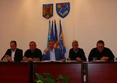 Jól megfér egymás mellett a székely, a román, az uniós és a megye zászlója. A szerző felvétele