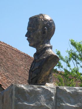 Rab István mellszobra Zajzonban. A szerző felvételei