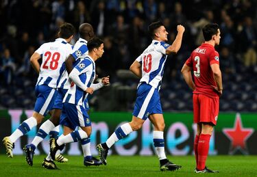 André Silva (10) két góllal vette ki a részét a Leicester City legyőzésében